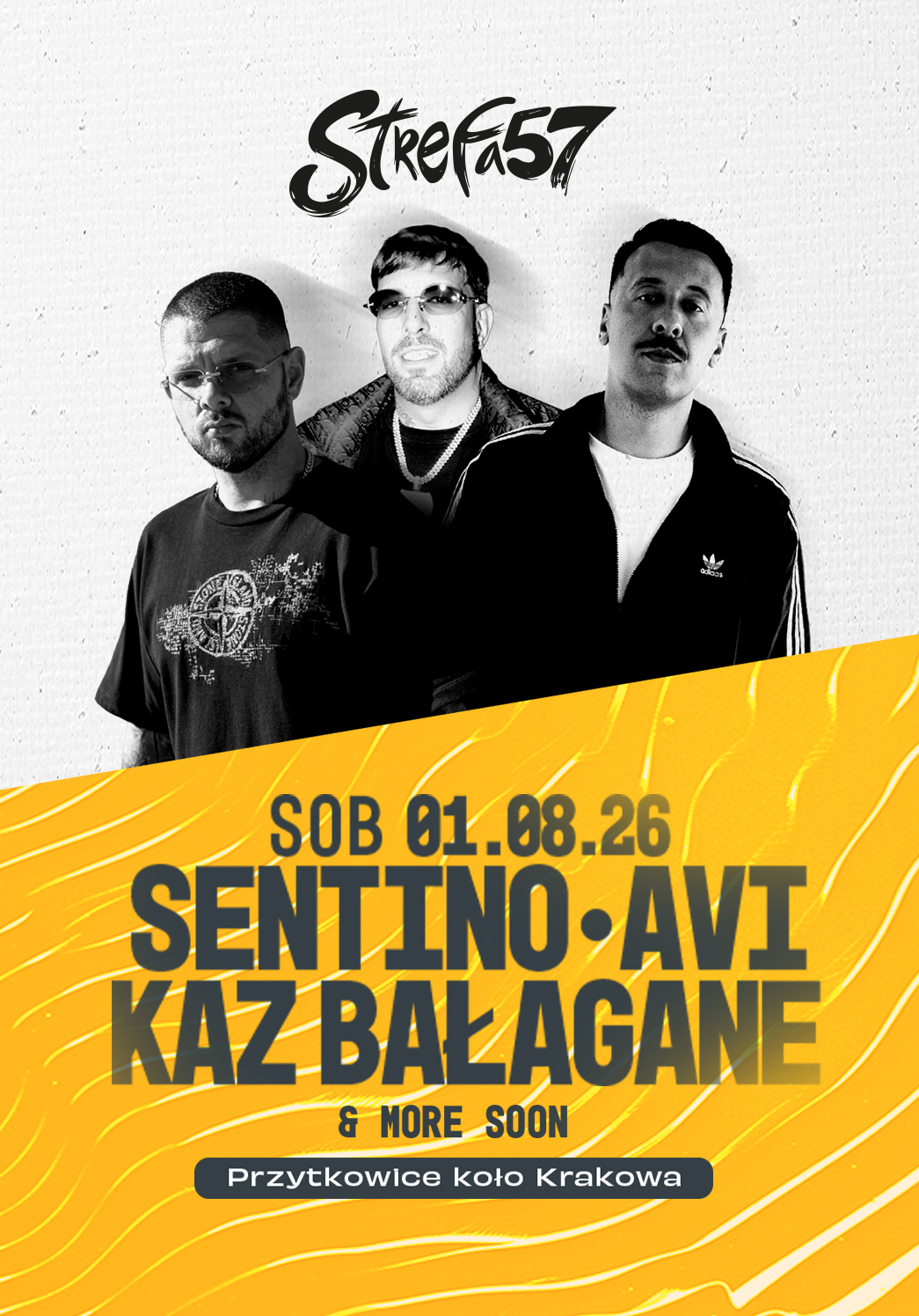 Trzech mężczyzn stoi nad pogrubionym żółto-białym tekstem promującym koncert SENTINO, AVI i Kaz Bałagane-SB 01.08.26 w Przytkowicach koło Krakowa. U góry wyświetlany jest branding wydarzenia Strefa 57.